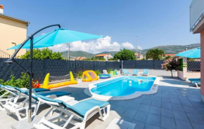 Cozy Apartment In Kastel Novi With House Sea View